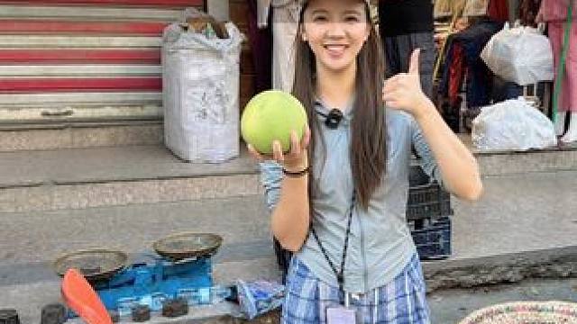 妹子在伊拉克卖水果被围观，没想到生意居然这么好，一小时全卖完