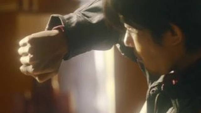 24岁的 饰演骗子大叔，且身怀“特异功能”。