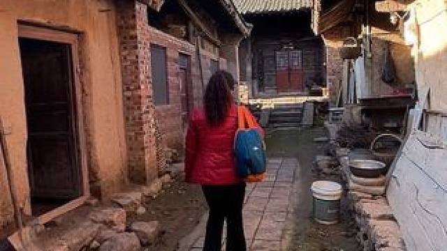 曾经人来人往的村庄，如今只有几家人，只剩下落寂的老屋毅立在那里，冷冷清清的院落，掩盖了曾经的欢声诉说