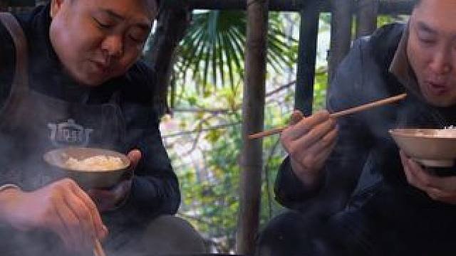 气温骤降，炖上一锅腊三鲜，腊味十足吃完暖乎乎 #