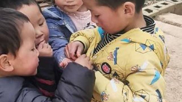 老大买东西回来给弟弟妹妹吃。