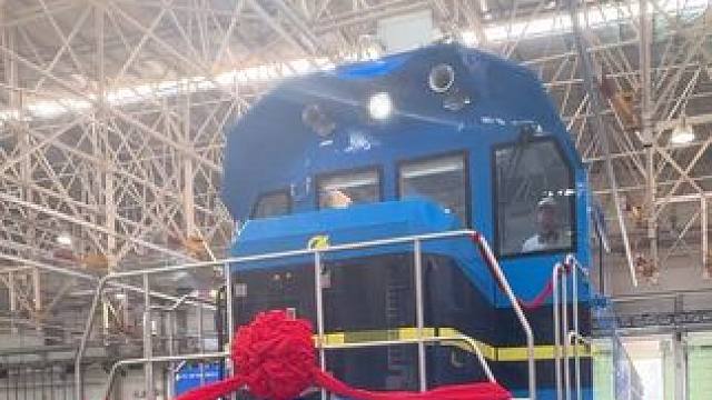 湘超株洲对娄底赛事结束了，你可知道，两年前，株洲为娄底涟钢量身定做的纯电火车。 #