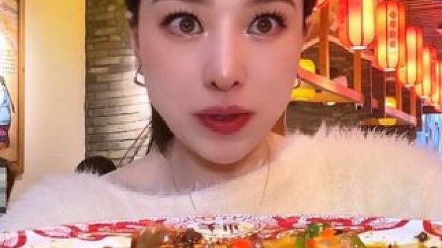 在春熙路竟然还能吃到这种手工现炒的川菜馆！ 除了辣的火爆腰花，还有不辣的宫保鸡丁，梅菜扣肉。当然还有