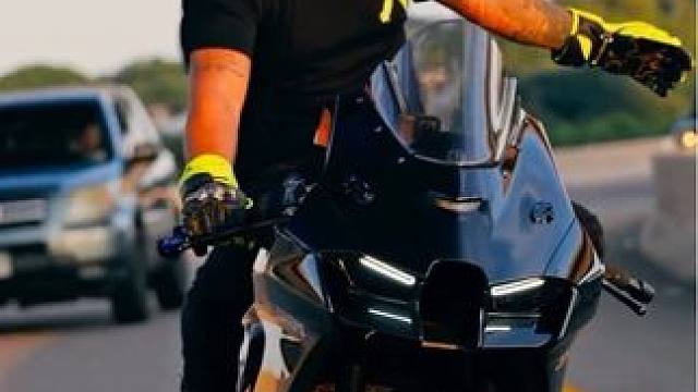 他胆大心细，勇往直前，终于成功地完成了这项挑战性的任务。