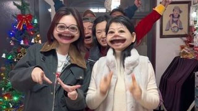 这什么游戏嘛 玩得一身的伤哈哈哈哈哈哈