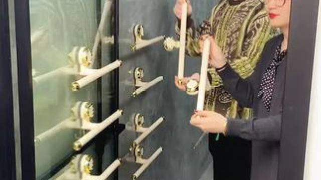 吸盘伸缩拖鞋架 不用打孔粘胶就能上墙固定的拖鞋架，可伸缩的设计，足够收纳全家人的拖鞋，不占地方，还能