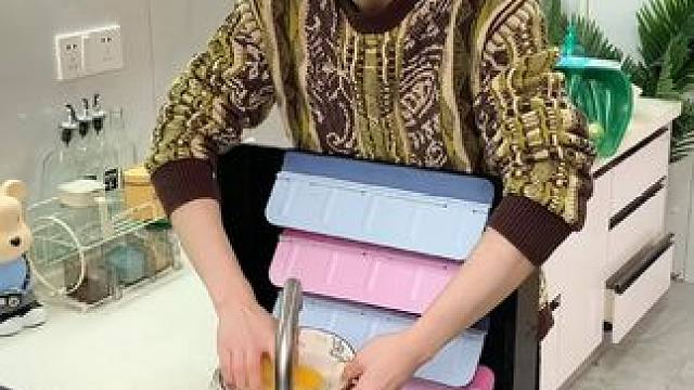 折叠挡水板置物架 在厨房洗碗池边放上这个吸盘挡水板，刷锅洗碗就不会弄得台面湿哒哒的，放在台面洗衣服也