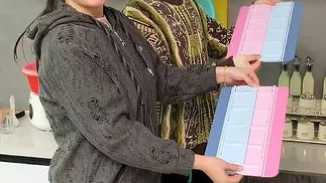 折叠挡水板置物架 在厨房洗碗池边放上这个吸盘挡水板，刷锅洗碗就不会弄得台面湿哒哒的，放在台面洗衣服也