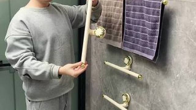 吸盘伸缩拖鞋架 不用打孔粘胶就能上墙固定的拖鞋架，可伸缩的设计，足够收纳全家人的拖鞋，不占地方，还能