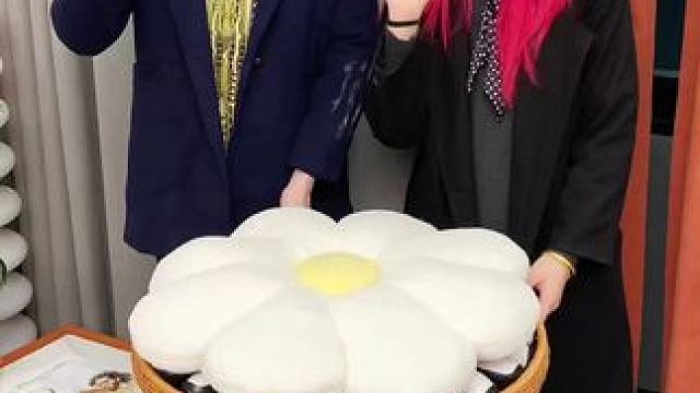 可水洗粘性强 神奇的粘毛器!不仅能轻松清理头发和猫猫狗狗掉落的毛发，水一冲就干净能继续用了