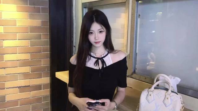 路上没有鲜花 生活没有惊喜 但有你 足矣