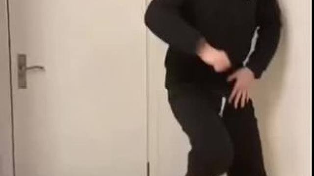 给兄弟们跳个舞，表弟怀孕了我去看看，请假一天明晚见