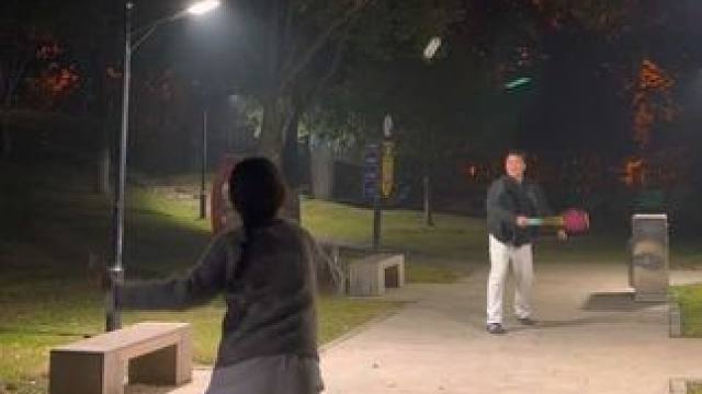 她一定比我成熟.