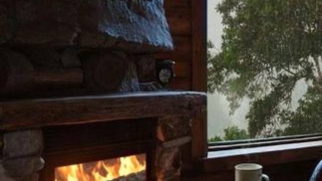 雨天深山小屋，放松下来烤火和休息吧，助眠雨声