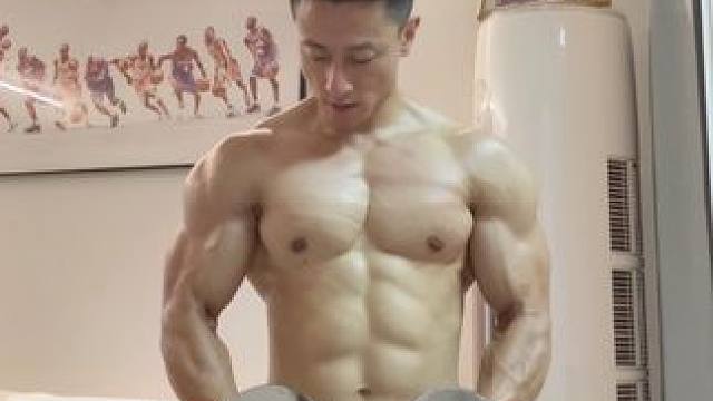 哑铃练宽肩动作教程
