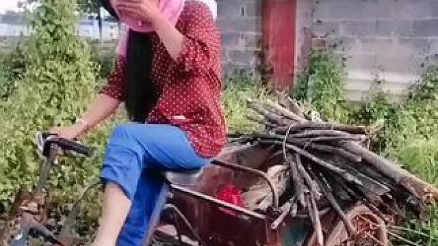 山卡里的农村大姐一部手机直播30天变现2000新人首播一个小工具直接拿去用轻松开播