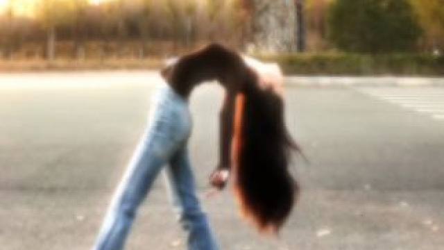 捻过花 惹了白 月下举杯敬沧海