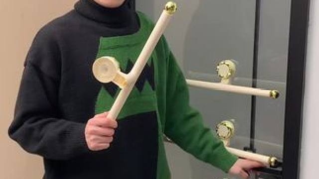 吸盘伸缩拖鞋架 不用打孔粘胶就能上墙固定的拖鞋架，可伸缩的设计，足够收纳全家人的拖鞋，不占地方，还能