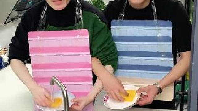 折叠挡水板置物架 在厨房洗碗池边放上这个吸盘挡水板，刷锅洗碗就不会弄得台面湿哒哒的，放在台面洗衣服也