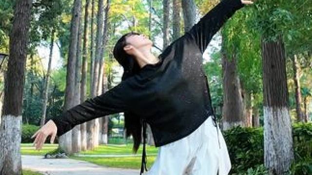 “风起青山脚 雪落在指尖绕”