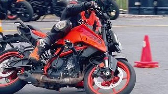 练习那么多天终于学会压弯磨膝了