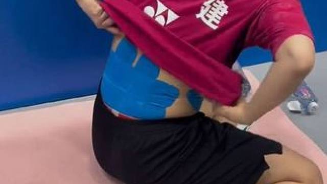 心疼这个肌贴满身的东萍੧੧ 肌贴几乎和运动员形影不离，东萍更是把肌贴当袜子穿、当裤子穿、当衣服穿，鸭