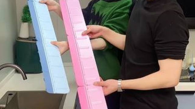 折叠挡水板置物架 在厨房洗碗池边放上这个吸盘挡水板，刷锅洗碗就不会弄得台面湿哒哒的，放在台面洗衣服也