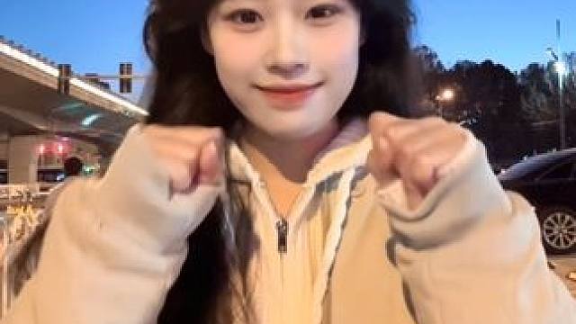 喜欢你才装可爱呀 你以为卖萌很轻松吗