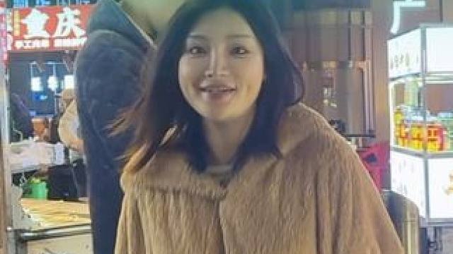 真正爱你的人可以陪你去吃高档餐厅，也可以陪你吃路边摊，重要的不是价格，而是和自己喜欢的人在一起去哪都