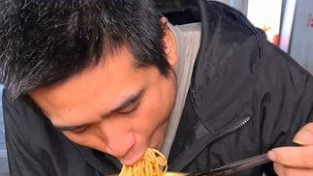 低调帅哥吃了三两又挑战六两，好厉害