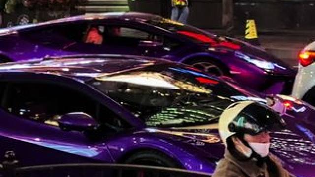 上海新天地惊现俩台紫色大小牛，紫色真的很有韵味