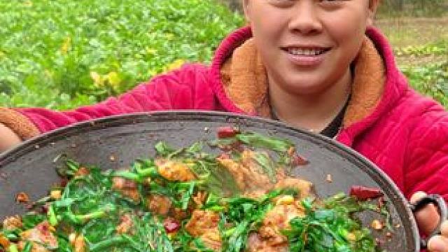 今天割了些蒜苗，做一大锅蒜苗炒肉吃过瘾