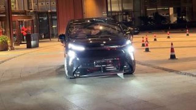 深夜神秘大佬出行这大概就是人生巅峰吧，大G的狂放、迈巴赫的尊崇、至境世家的底蕴，这才是顶豪圈的“终极