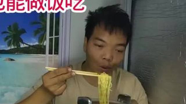 低成本手搓抽油烟机抽烟效果真强大，在小房车里做饭再也不用担心油烟了，取暖炉不但可以取暖还能做饭吃一举