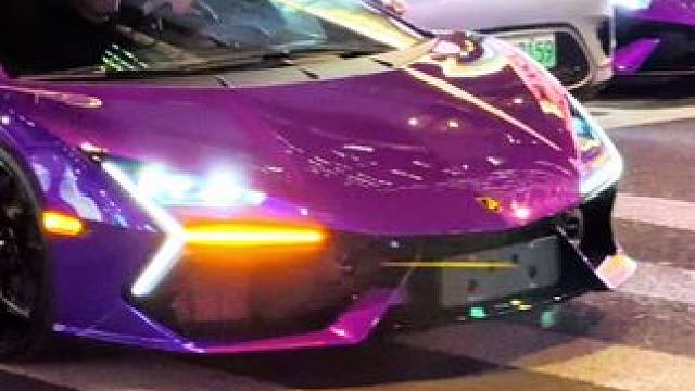 上海新天地夜晚的街头，俩台紫色大小牛罕见同框