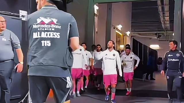 梅西C罗分别对球迷扔球衣的反应，真的是天壤之别