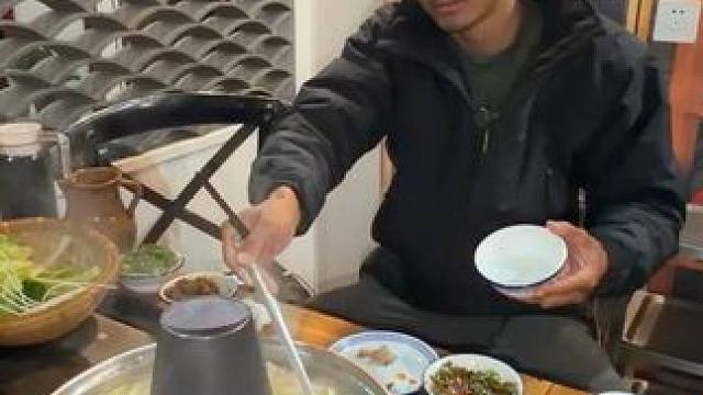 骑行西藏去墨脱，抵达219察隅段尽头，搭车原路回县城吃顿好的