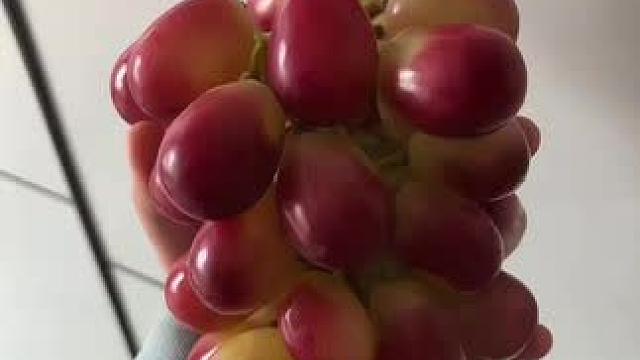 说啊说你要请我吃克伦生无籽红提不用吐籽不用吐皮的快乐谁懂？克伦生无籽红提，太惊艳了，脆甜脆甜的，一口