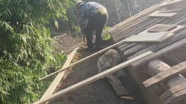 专业换瓦别墅造型！老师傅屋顶作业超专注‍️，每片瓦都严丝合缝。