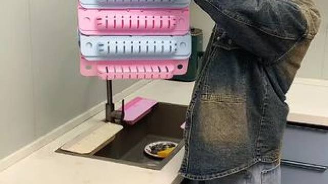 折叠挡水板置物架 在厨房洗碗池边放上这个吸盘挡水板，刷锅洗碗就不会弄得台面湿哒哒的，放在台面洗衣服也