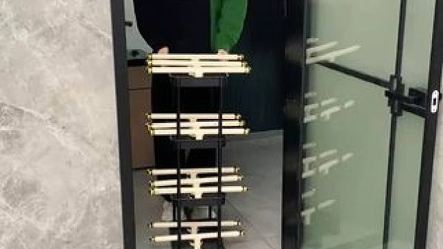 吸盘伸缩拖鞋架 不用打孔粘胶就能上墙固定的拖鞋架，可伸缩的设计，足够收纳全家人的拖鞋，不占地方，还能