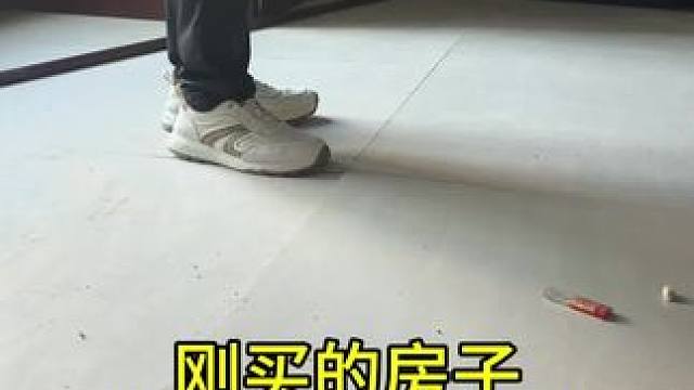 刚买的房子，还没入住呢，暖气一来，地面瓷砖全部爆完了