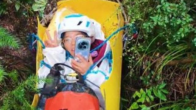 第十五章 下雨、山高、路滑，原本计划的5人抬担架，结果3个人就顺利把这一段200米的陡坡转运出来了，