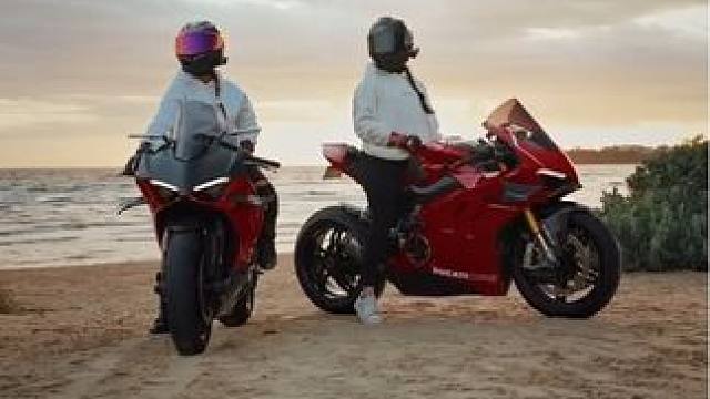 曾经的誓言，如今成了风中飘散的落叶，爱情的路，我们终究没能走到尽头。