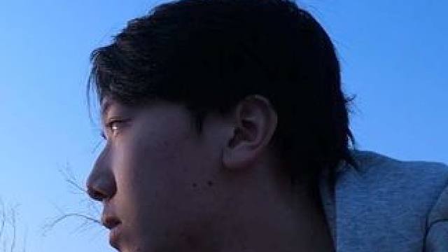 你说我自以为是，可怜像扑火飞蛾