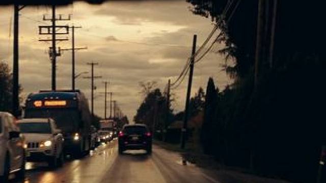 喜欢这种感觉，雨后有车驶来，驶过暮后苍白。