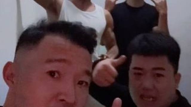 四个人明明可以选择打麻将的，偏偏要选择爬楼减肥