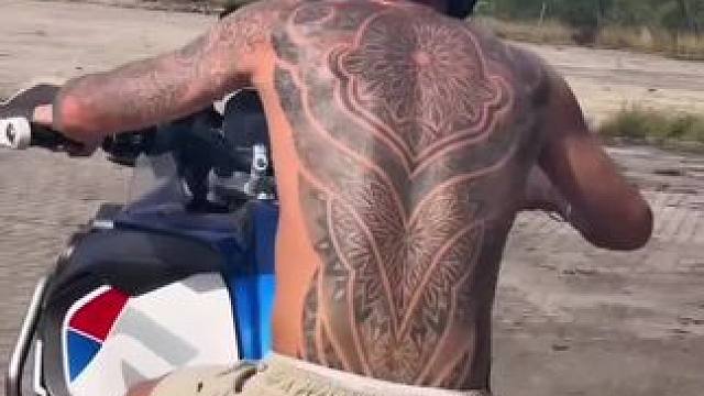 这哥们玩的就是帅