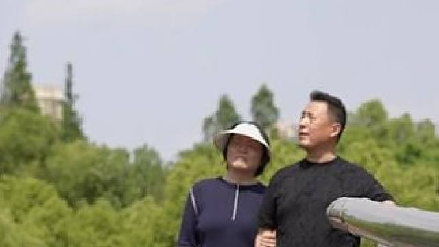 委托人张女士踏青时一眼爱上楼盘，冲动买下200联排别墅，丈夫对此毫无怨言，两人在十余年中共同还清了