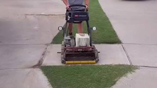 美国民众对待草坪的态度 在美国西部，业主需要对家门口的草坪负责，可以外包出去也可以自己修剪，懒得话可